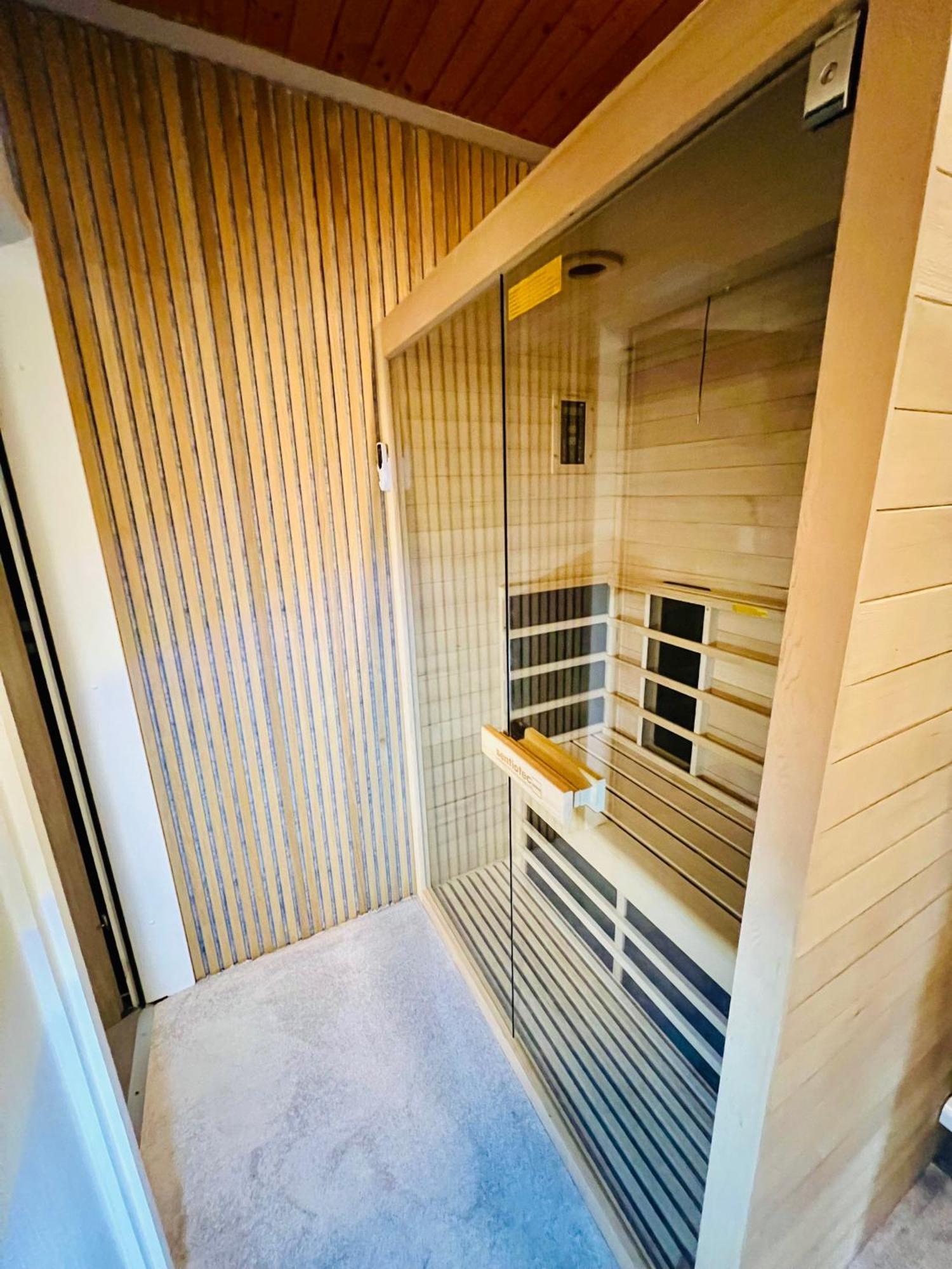 Mitten Im Schwarzwald Mit Infrarot-Sauna Und Garagenparkplatz Schönwalde 외부 사진